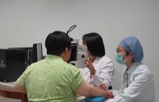 女子长时间久坐刷手机致眼中风 究竟是怎么回事？