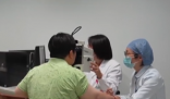 女子长时间久坐刷手机致眼中风 究竟是怎么回事？