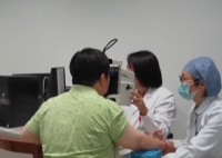 女子长时间久坐刷手机致眼中风 究竟是怎么回事？