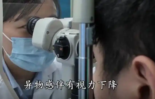 男子误将502滴入右眼烧伤眼角膜 原因竟是这样太崩溃了