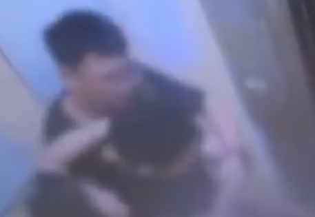 长沙一醉酒男子电梯内撕扯女孩头发 实在太恐怖了