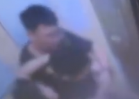 长沙一醉酒男子电梯内撕扯女孩头发 实在太恐怖了