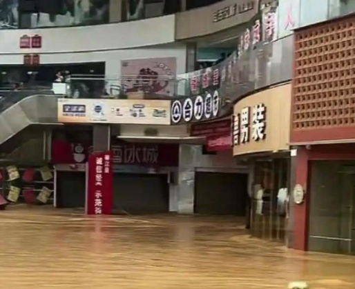 榕江最大商场被淹 老板:100万打水漂 实在太悲剧了