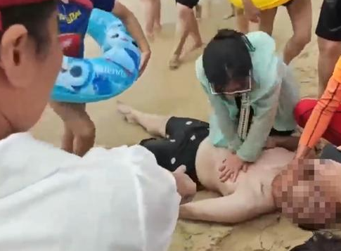男子海边溺水 女孩挺身而出挽救生命 实在太感人了