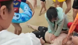 男子海边溺水 女孩挺身而出挽救生命 实在太感人了