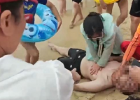男子海边溺水 女孩挺身而出挽救生命 实在太感人了