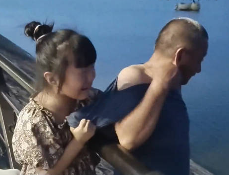 爷爷想下河捞玩具被孙女紧紧拉住 实在太暖心了