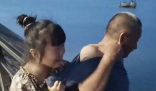 爷爷想下河捞玩具被孙女紧紧拉住 实在太暖心了