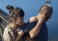 爷爷想下河捞玩具被孙女紧紧拉住 实在太暖心了