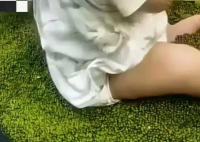 穿纸尿裤小孩坐绿豆框玩耍 超市回应 究竟是怎么回事？