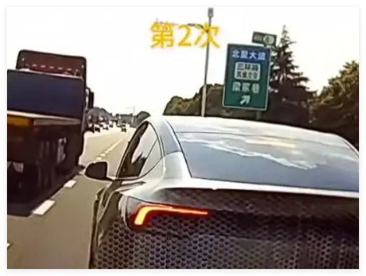 特斯拉高速上连续5次别停后车 事件始末2025最新消息