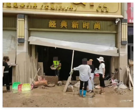 上千万金饰被冲走 有人带探测仪寻金 这也太无奈了