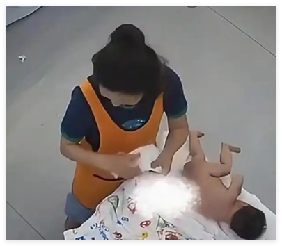 婴儿育婴馆洗澡时摔下1米多高操作台 究竟是怎么回事？