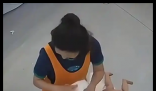 婴儿育婴馆洗澡时摔下1米多高操作台 实在太悲剧了