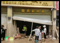 上千万金饰被冲走 有人带探测仪寻金 实在太悲剧了