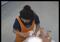 婴儿育婴馆洗澡时摔下1米多高操作台 实在太悲剧了