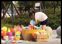 14岁女孩摆摊卖玩具25天赚2000元 这也太厉害了