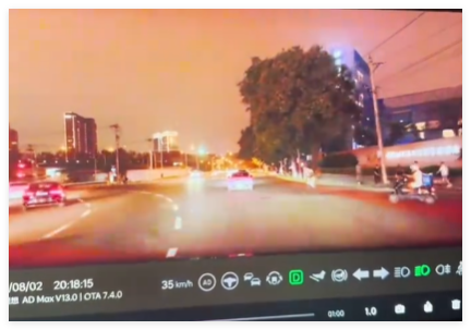 买超开车差点撞上闯红灯的外卖员 实在太吓人了