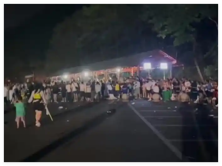 贵州一漂流景区大量游客滞留至半夜 画面曝光简直太崩溃了