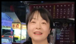 双腿截肢女子夜市摆摊成“团宠” 简直太感人了