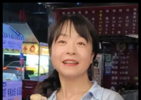 双腿截肢女子夜市摆摊成“团宠” 简直太感人了
