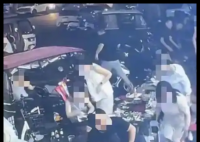 男子嫌太吵向楼下烧烤店泼不明液体 到底是什么东西？