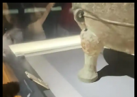 青铜器展柜内有一部手机 博物院回应 背后真相实在让人惊愕