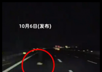 夜间高速突然冒出一人 司机吓到尖叫 实在太恐怖了