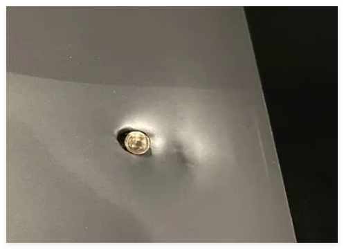 中国商人巴西遭抢劫 电脑挡下一枪 简直太恐怖了
