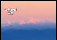 男子登顶雪山同时看到两座日照金山 这也太美了吧