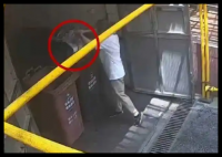 15万现金被男子当垃圾扔了 实在太让人意外了