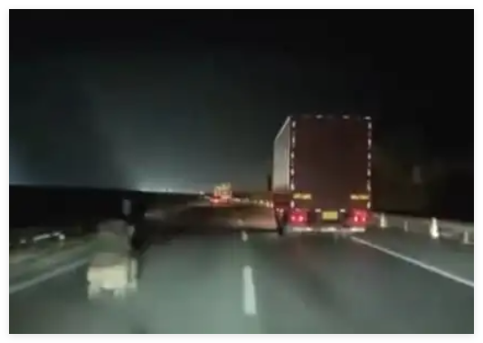 老人高速逆行还疑推婴儿车?交警回应 究竟是怎么回事？