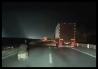 老人高速逆行还疑推婴儿车?交警回应 背后真相实在让人惊愕