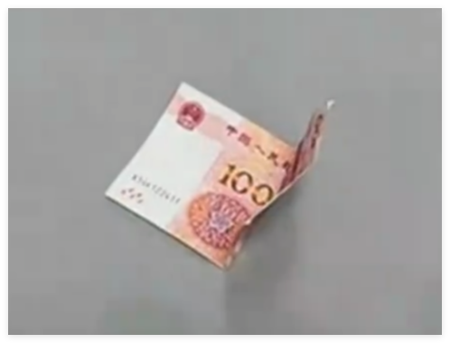 工人掉百元现金 老板跑遍工地找人 实在太感人了