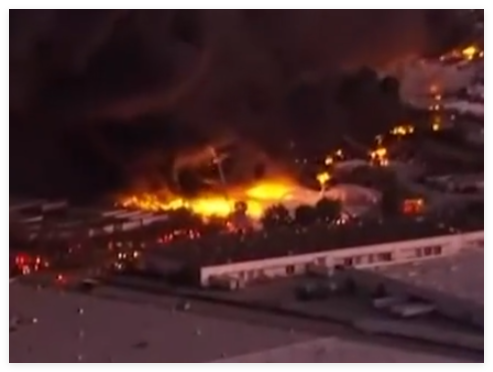 美国一飞机坠毁 附近大楼被撞 实在太悲剧了