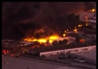 美国一飞机坠毁 附近大楼被撞 实在太悲剧了