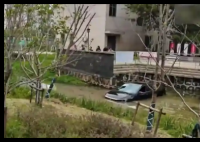 醉驾男子车内酣睡 醒来发现在河中 内幕曝光简直太意外了