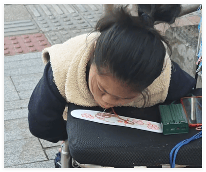 单亲妈妈手脚残疾 用嘴绣鞋垫养家 简直太感人了