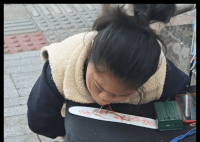 单亲妈妈手脚残疾 用嘴绣鞋垫养家 受到网友关注