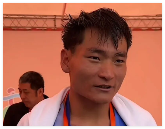 冠军马拉松冲线被裁判拦截 本人回应 内幕曝光简直太意外了