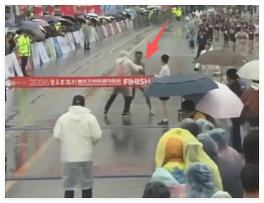 马拉松冠军冲刺时被强行带离赛道 究竟是怎么回事？