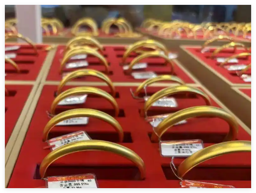 男子接连“抄底”黄金失败:一买就跌 背后真相实在让人惊愕