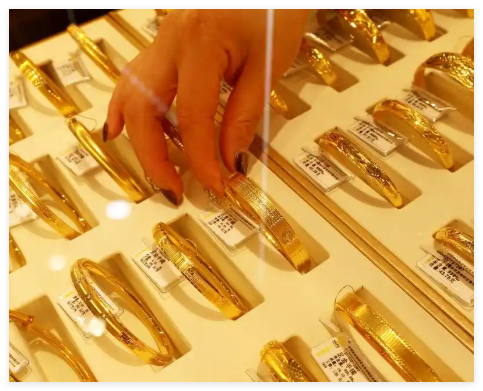 金价大跌 情侣火速买五金 内幕曝光简直太意外了