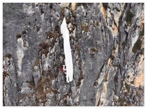 女子跳伞挂在150米高悬崖5小时获救 背后真相实在让人惊愕