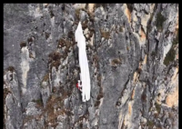 女子跳伞挂在150米高悬崖5小时获救 内幕曝光简直太意外了