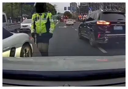 男子被保时捷车主当交警面威胁 内幕曝光简直太意外了