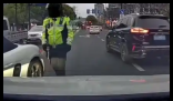 男子被保时捷车主当交警面威胁 内幕曝光简直太意外了