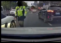 男子被保时捷车主当交警面威胁 内幕曝光简直太意外了