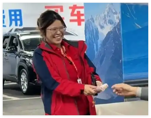 二手车行老板自掏腰包奖励怀孕员工 实在太感人了