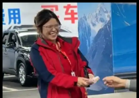 二手车行老板自掏腰包奖励怀孕员工 简直太令人动容